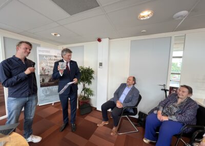 Erespraak en overhandiging 17e eeuws Hollands tegeltje aan Reinier Russell voor zijn verdienste voor de MoWIC en in het bijzonder de Vrijburgh conferentie.