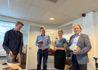 Overhandiging bedankje aan de sprekers. Het boek “The Caribbean” door Jacob Gelt Dekker en het boek “Visions of Savage Paradise: Albert Eckhout, Court Painter in Colonial Dutch Brazil, 1637-1644”